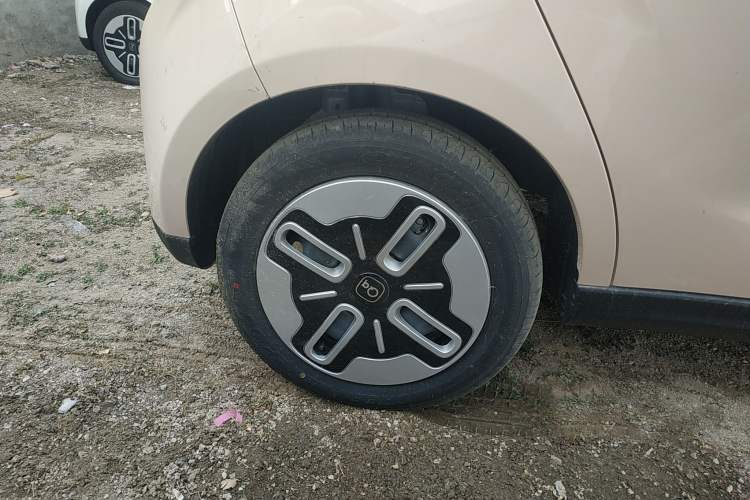 Used Chery QQ Domi 2025 Model 405km Comfort Edition Right Rear Wheel Hub
