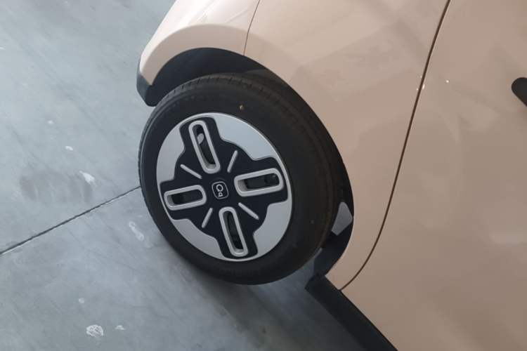 Used Chery QQ Domi 2025 Model 405km Comfort Edition Right Rear Wheel Hub