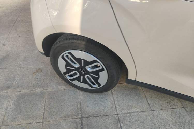 Used Chery QQ Domi 2025 Model 305km Comfort Edition Right Rear Wheel Hub