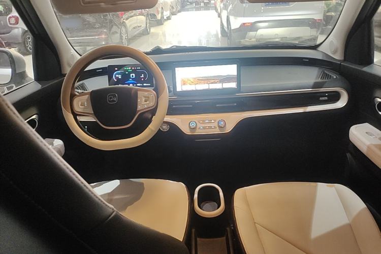Used Chery QQ Domi 2025 Model 305km Comfort Edition Center Console