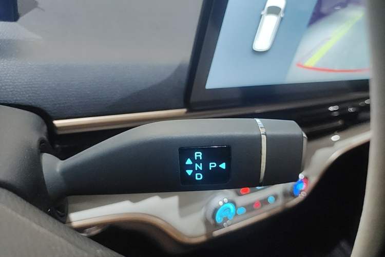 Used Chery QQ Domi 2025 Model 305km Comfort Edition Gear Lever