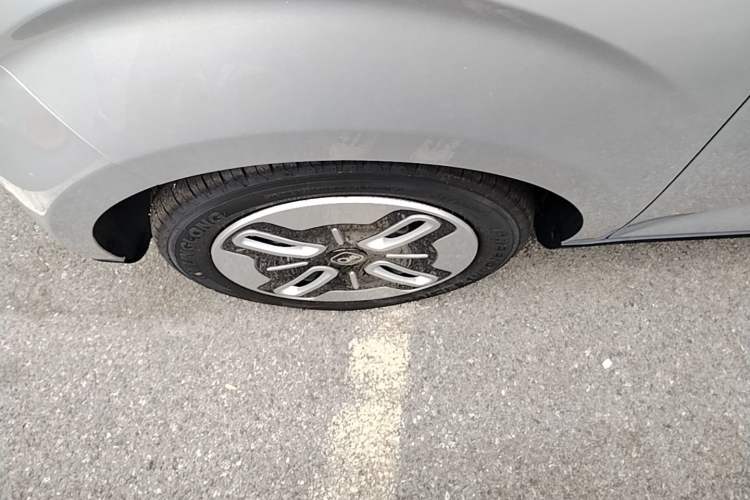 Used Chery QQ Domi 2025 Model 305km Comfort Edition Left Front Wheel Hub