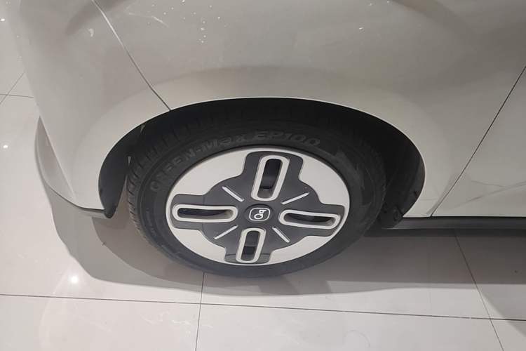 Used Chery QQ Domi 2025 Model 305km Comfort Edition Left Front Wheel Hub