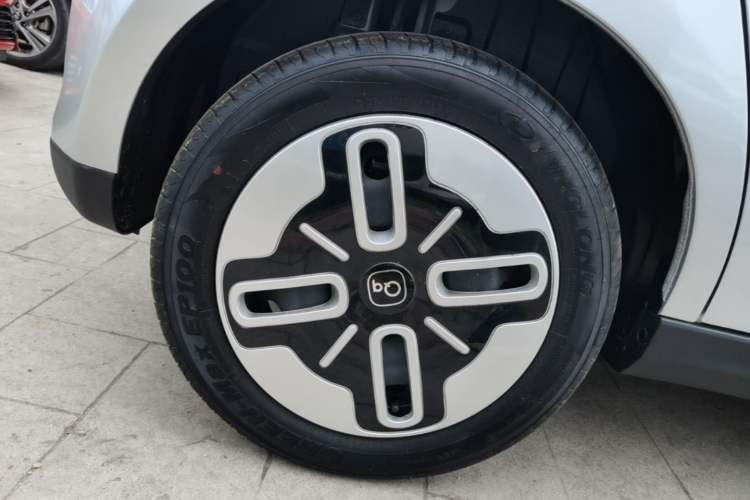 Used Chery QQ Domi 2025 Model 305km Comfort Edition Right Rear Wheel Hub