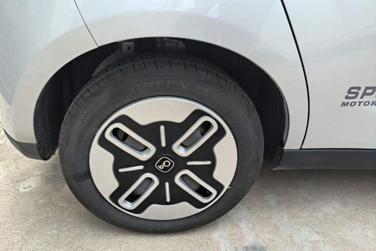 Used Chery QQ Domi 2025 Model 305km Comfort Edition Right Rear Wheel Hub