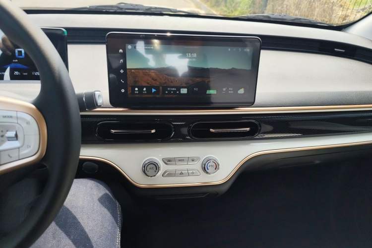 Used Chery QQ Domi 2025 Model 305km Comfort Edition Audio And AC Panel