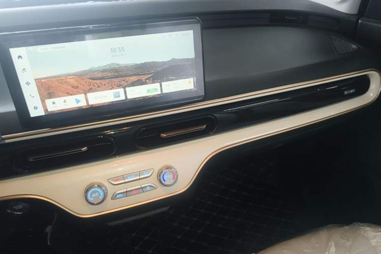 Used Chery QQ Domi 2025 Model 405km Comfort Edition Audio And AC Panel