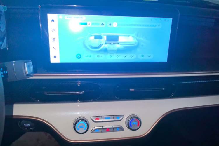 Used Chery QQ Domi 2025 Model 305km Comfort Edition Audio And AC Panel