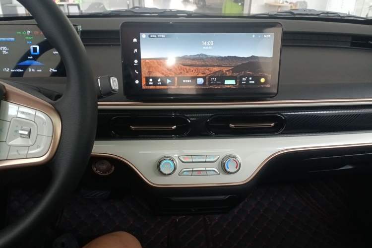 Used Chery QQ Domi 2025 Model 305km Comfort Edition Audio And AC Panel