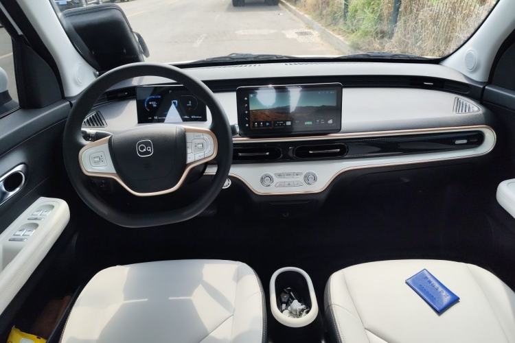 Used Chery QQ Domi 2025 Model 305km Comfort Edition Center Console