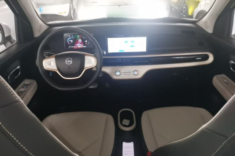 Used Chery QQ Domi 2025 Model 305km Comfort Edition Center Console