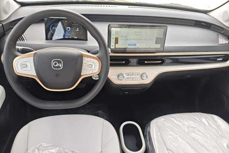 Used Chery QQ Domi 2025 Model 305km Comfort Edition Center Console
