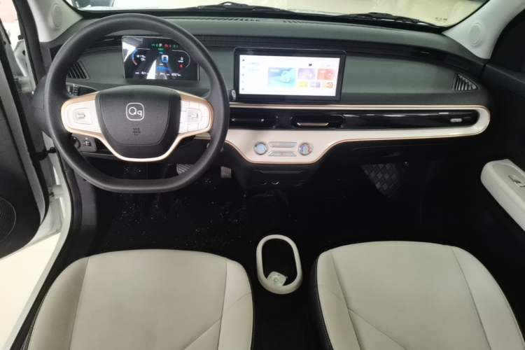 Used Chery QQ Domi 2025 Model 305km Comfort Edition Center Console