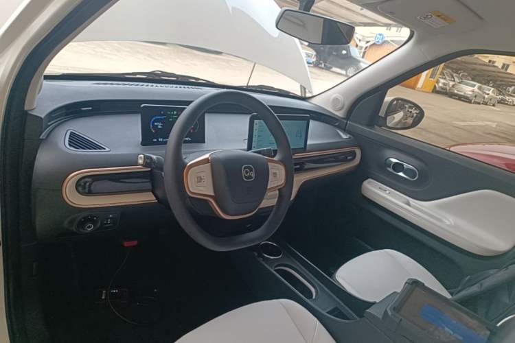 Used Chery QQ Domi 2025 Model 305km Comfort Edition Center Console