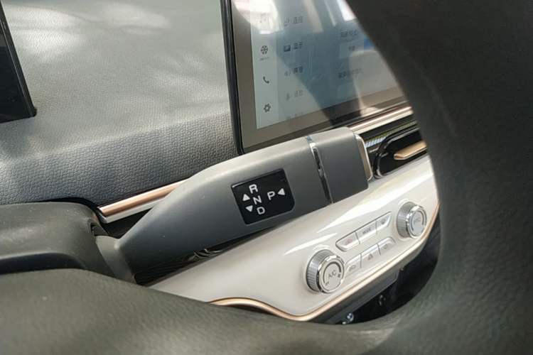 Used Chery QQ Domi 2025 Model 305km Comfort Edition Gear Lever