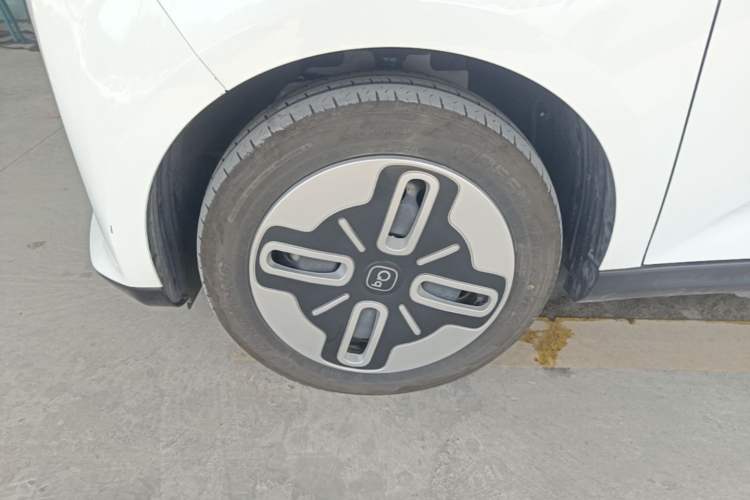 Used Chery QQ Domi 2025 Model 305km Comfort Edition Left Front Wheel Hub