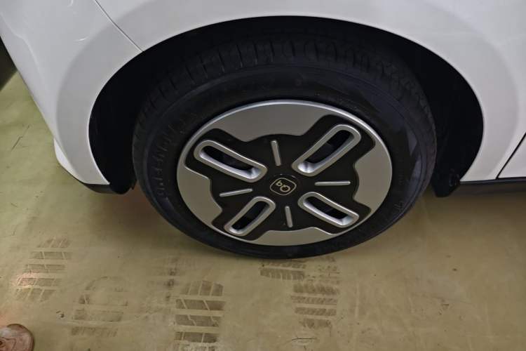 Used Chery QQ Domi 2025 Model 305km Comfort Edition Left Front Wheel Hub