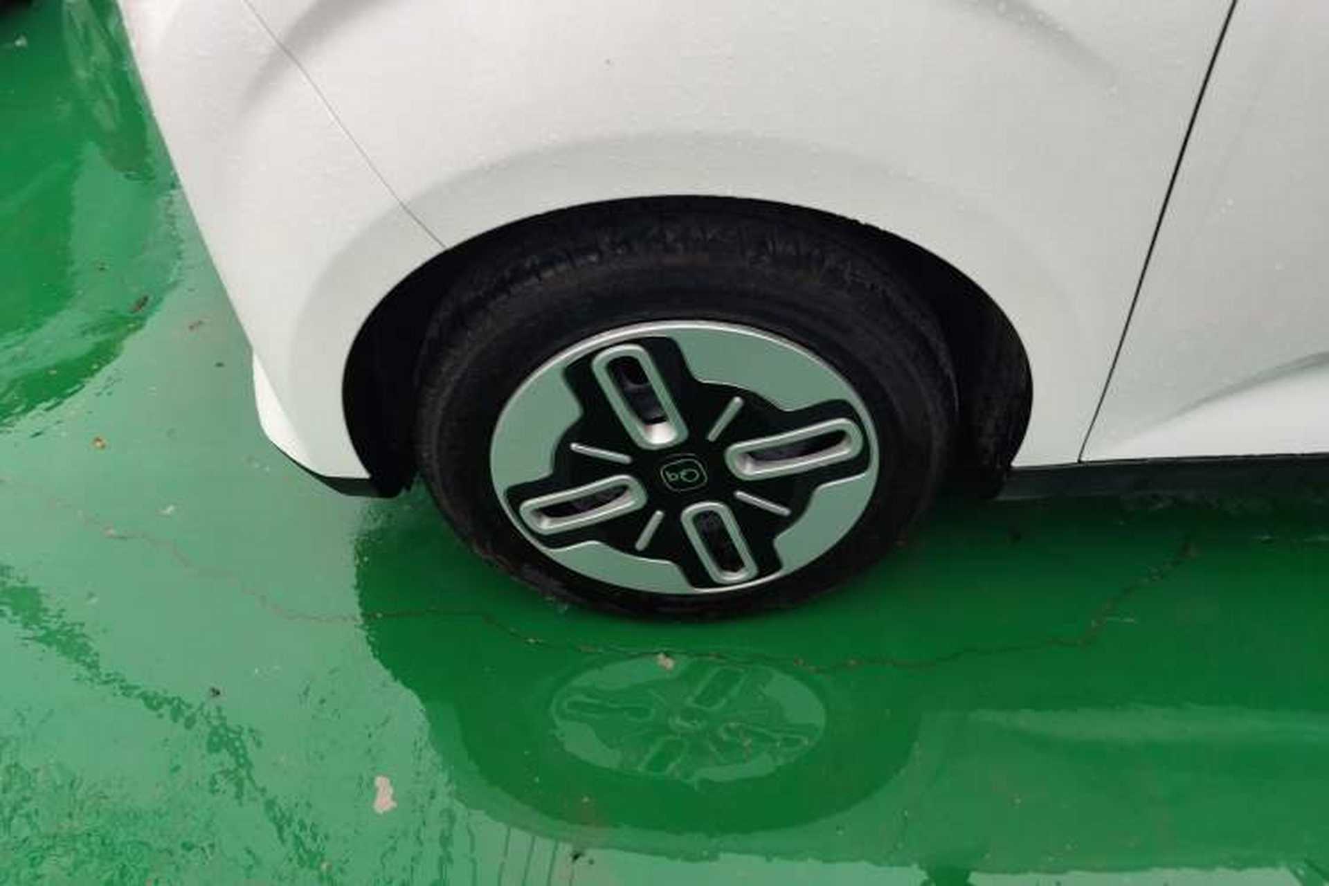 Used Chery QQ Domi 2025 Model 305km Comfort Edition Left Front Wheel Hub