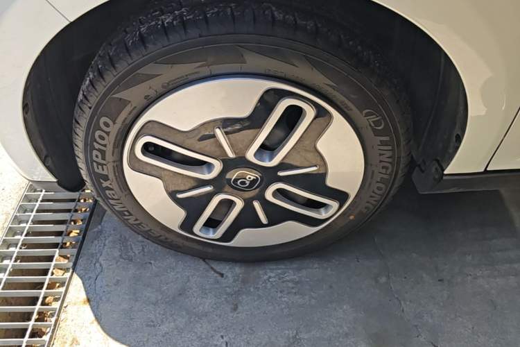 Used Chery QQ Domi 2025 Model 305km Comfort Edition Left Front Wheel Hub