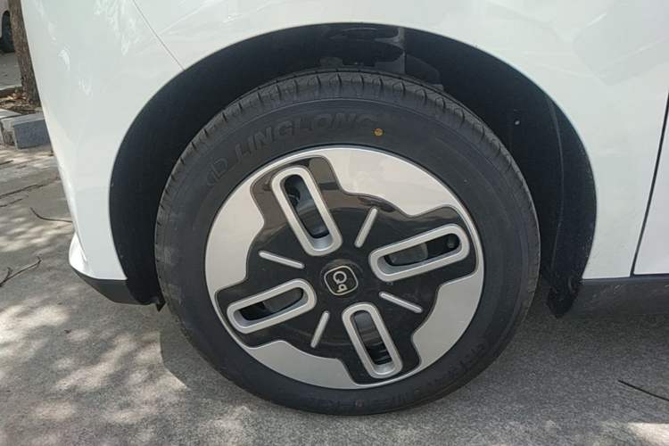 Used Chery QQ Domi 2025 Model 305km Comfort Edition Left Front Wheel Hub