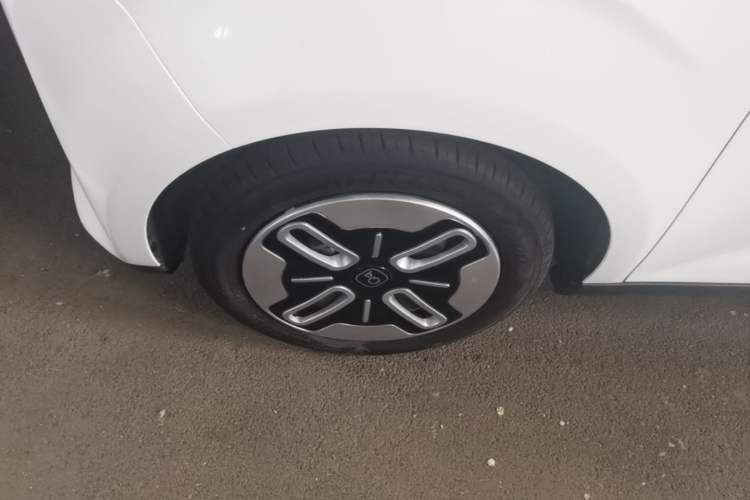 Used Chery QQ Domi 2025 Model 305km Comfort Edition Left Front Wheel Hub
