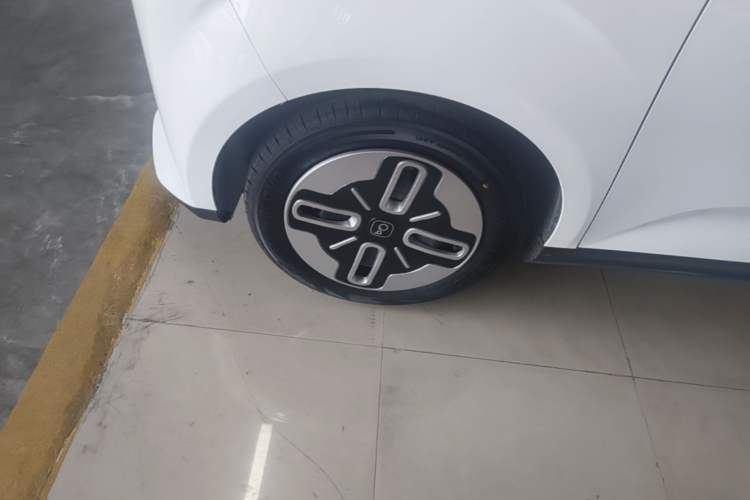 Used Chery QQ Domi 2025 Model 405km Comfort Edition Left Front Wheel Hub
