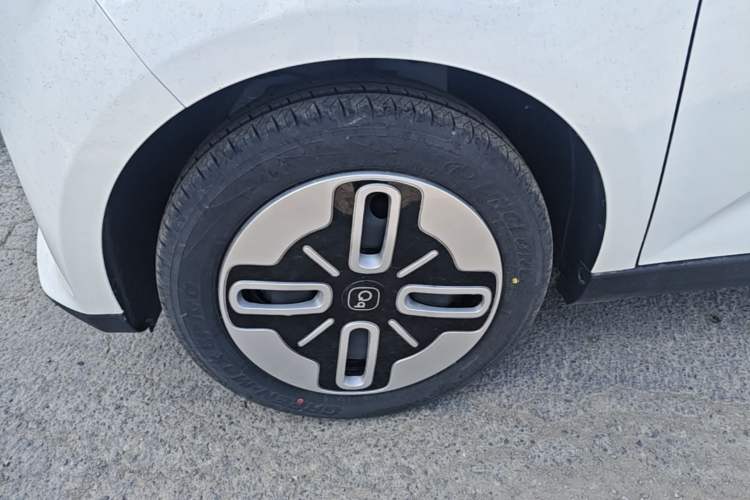Used Chery QQ Domi 2025 Model 305km Comfort Edition Left Front Wheel Hub
