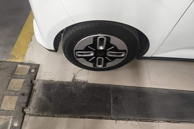 Used Chery QQ Domi 2025 Model 405km Comfort Edition Left Front Wheel Hub