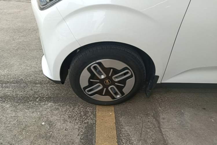 Used Chery QQ Domi 2025 Model 305km Comfort Edition Left Front Wheel Hub