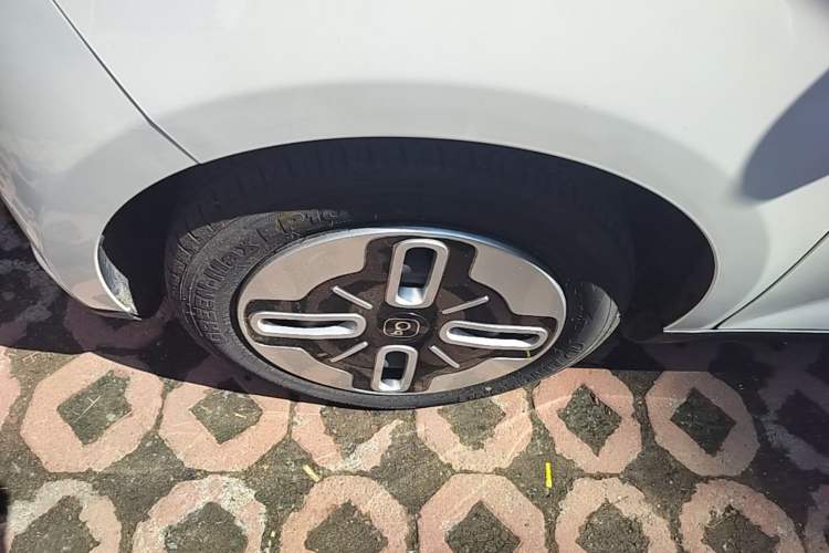 Used Chery QQ Domi 2025 Model 305km Comfort Edition Left Front Wheel Hub