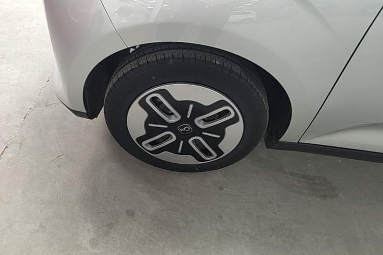 Used Chery QQ Domi 2025 Model 305km Comfort Edition Left Front Wheel Hub
