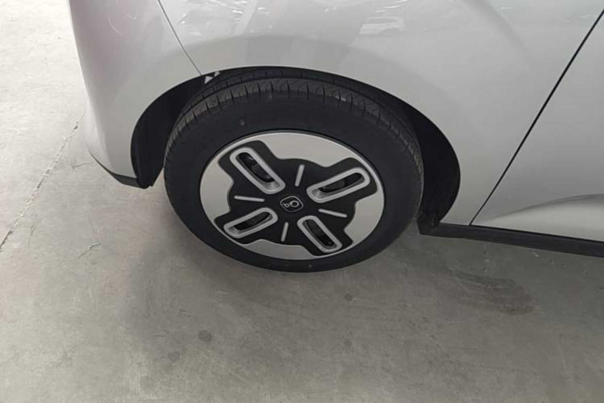 Used Chery QQ Domi 2025 Model 305km Comfort Edition Left Front Wheel Hub