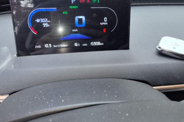 Used Chery QQ Domi 2025 Model 305km Comfort Edition Odometer Close Up