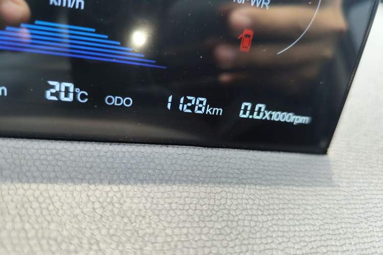 Used Chery QQ Domi 2025 Model 305km Comfort Edition Odometer Close Up