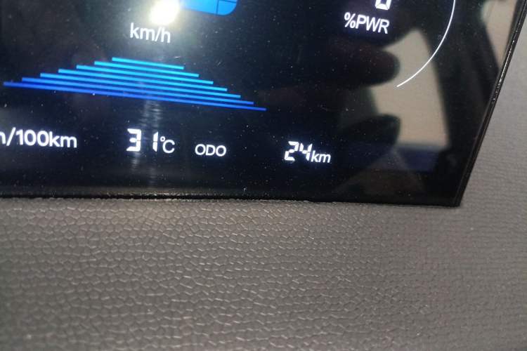Used Chery QQ Domi 2025 Model 305km Comfort Edition Odometer Close Up