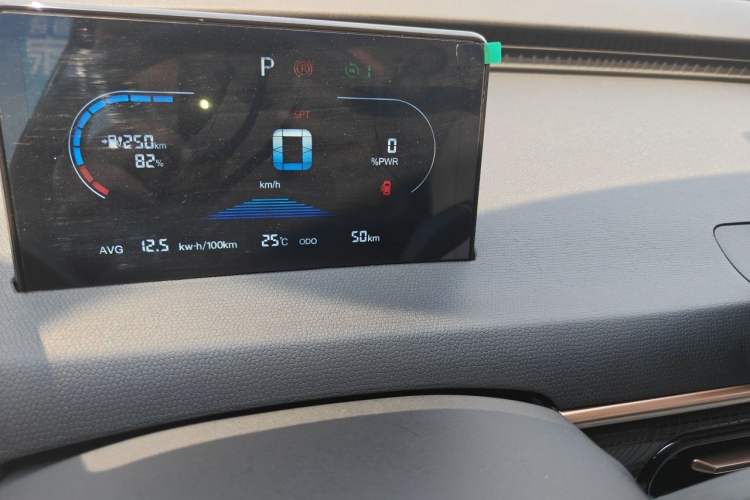 Used Chery QQ Domi 2025 Model 305km Comfort Edition Odometer Close Up