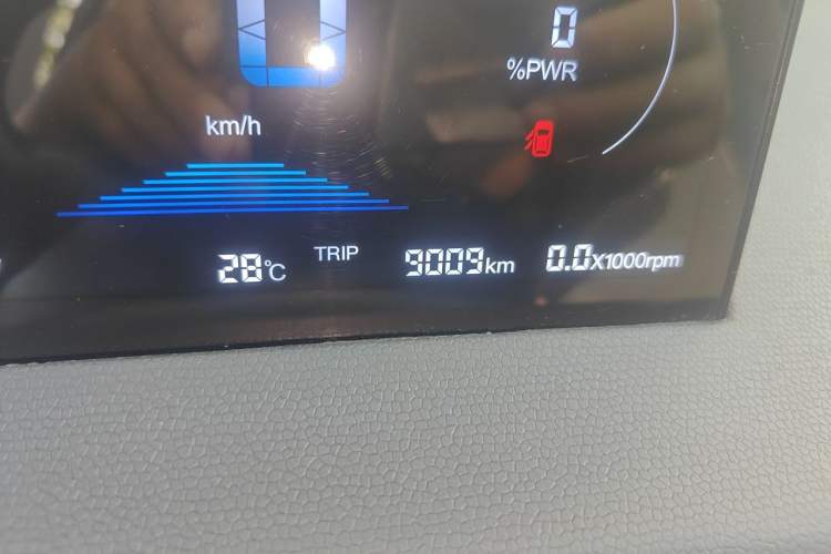 Used Chery QQ Domi 2025 Model 305km Comfort Edition Odometer Close Up