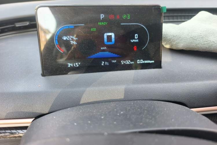 Used Chery QQ Domi 2025 Model 305km Comfort Edition Odometer Close Up