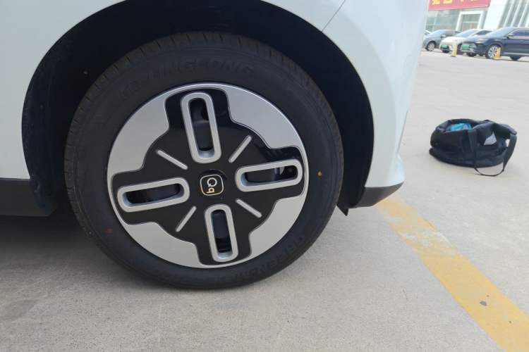 Used Chery QQ Domi 2025 Model 305km Comfort Edition Right Front Wheel Hub
