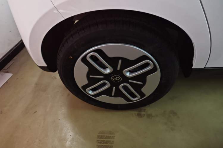 Used Chery QQ Domi 2025 Model 305km Comfort Edition Right Rear Wheel Hub