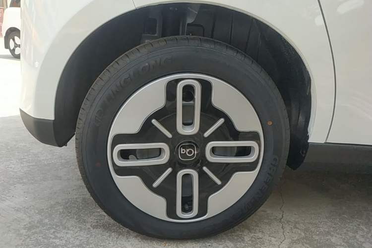 Used Chery QQ Domi 2025 Model 305km Comfort Edition Right Rear Wheel Hub