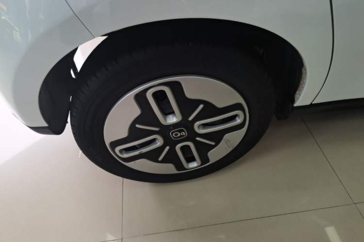 Used Chery QQ Domi 2025 Model 305km Comfort Edition Right Rear Wheel Hub