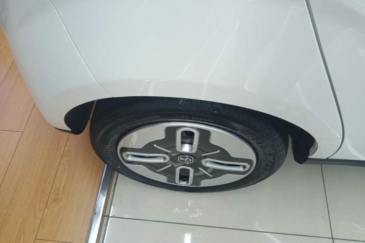 Used Chery QQ Domi 2025 Model 305km Comfort Edition Right Rear Wheel Hub