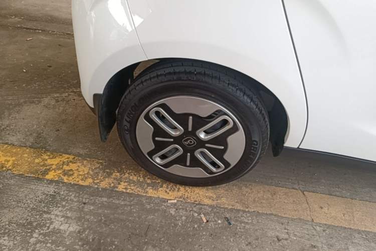 Used Chery QQ Domi 2025 Model 305km Comfort Edition Right Rear Wheel Hub
