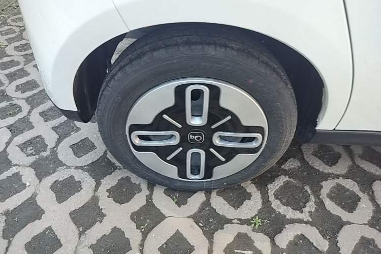 Used Chery QQ Domi 2025 Model 305km Comfort Edition Right Rear Wheel Hub