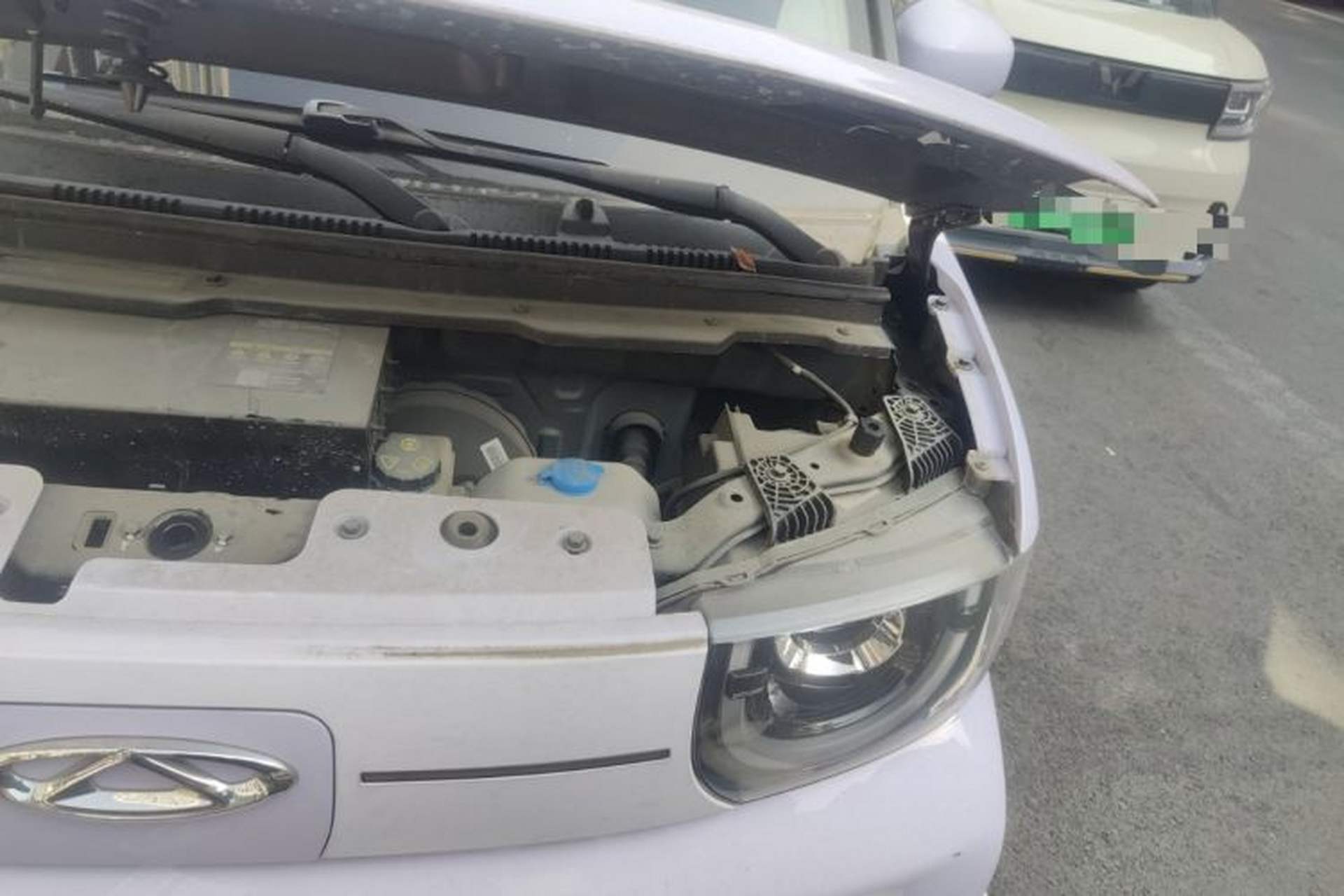 Used Chery QQ Ice Cream 2022 170km Sundae Phosphate Lithium-Ion Engine Bay Left