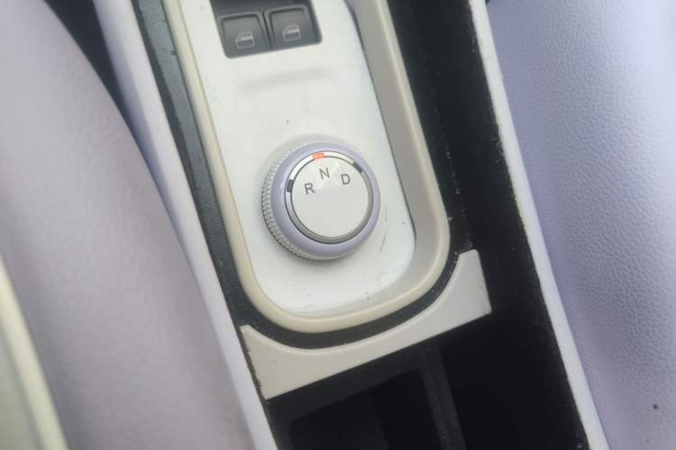 Used Chery QQ Ice Cream 2022 170km Sundae Phosphate Lithium-Ion Gear Lever
