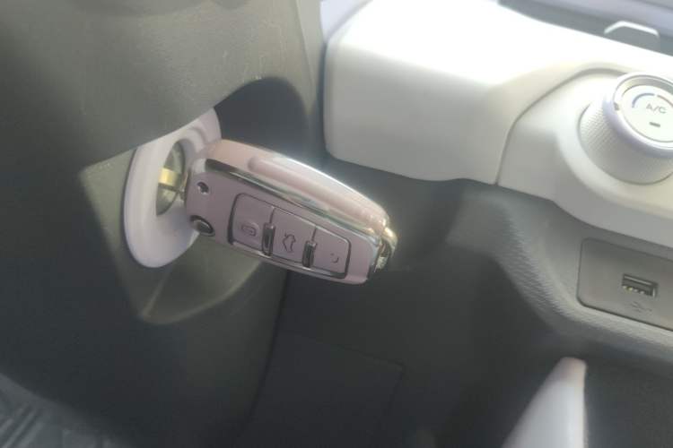 Used Chery QQ Ice Cream 2022 170km Sundae Phosphate Lithium-Ion Vehicle Key
