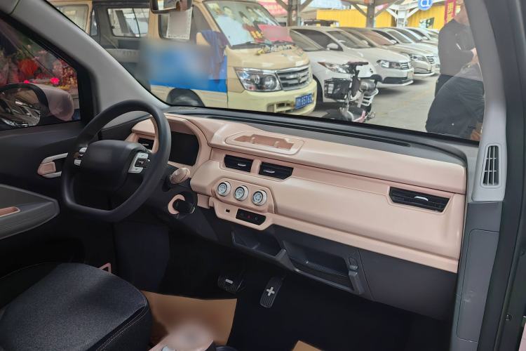Used Chery QQ Ice Cream 2022 120km Conical Shape Lithium Iron Phosphate Interior 2