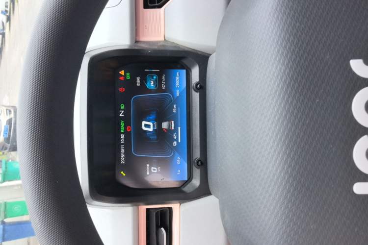 Used Chery QQ Ice Cream 2022 120km Conical Shape Lithium Iron Phosphate Interior 2